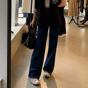 Mörkblåa wideleg jeans, ”Yoko”, från Monki. Storlek 25. Detta är mina absoluta favoritjeans, men säljer pga för små! 