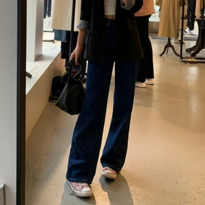 Mörkblåa wideleg jeans från Monki - Mörkblåa wideleg jeans, ”Yoko”, från Monki. Storlek 25. Detta är mina absoluta favoritjeans, men säljer pga för små! 