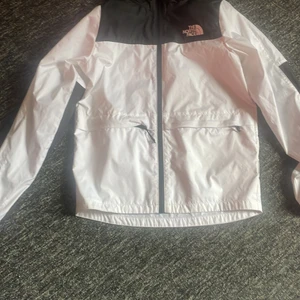 Youth/Junior - Säljer denna regnjackan då jag den aldrig används. Används cirka 2 gånger. Nyköpt för 1200kr. Pris ej huggit i sten