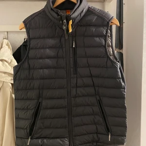 Parajumper väst - Säljer nu min parajumper väst då den är för liten. Den är inte använd många gånger och den är i nyskick. Köpt för 3500kr på careofcarl. Säljer den för 1800. Priset kan gå ner vid snabb affär. Hör av dig för mer frågor eller bilder⭐️😊