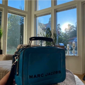 Marc Jacobs väska  - Säljer väska från Marc Jacobs , köptes för 4000kr , den 2019. Väskan är i en snygg blå slitage färg som verkligen ger intryck .