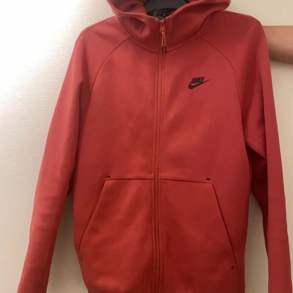 Old gen nike tech fleece i storlek S, Ganska stor för och vara S så skulle säga mellan S-M. . Hoodies.