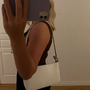 Gullig väska  - En jätte fin väska som tyvärr aldrig kommit till användning då jag själv inte riktigt gillar den!🤍