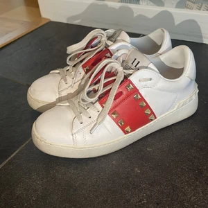 Valentino skor - Säljer mina fina Valentino skor då de inte kommer till användning längre. De är i otroligt fint skick förutom lite smutsiga skosnören. Köptes för 6500kr och säljer nu för 1999kr❤️ De är även impregnerade så de skyddar mot smuts och lite vatten! 