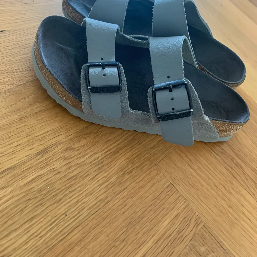 Gråa Birkenstocks Arizona i storlek 35. Väldigt bra skick då de är använda sparsamt. Pris 250:-. Skor.