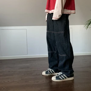 Svarta Baggy jeans  - Svarta Baggy weekday Jeans. Bra skick  Midjemått: 84 cm Jag är en och 80