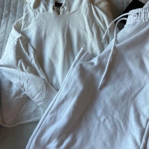 Mjukis  - Toppen är S och byxor M men dem passar mig som är S