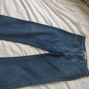 Lågmidjade jeans från j. Lindeberg  - Snygga byxor från j.Lindeberg i storlek 29 i midjan och 34 i längden, raka ben. Som nya.