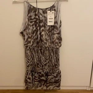 Zara klänning - Super fin klänning från zara, aldrig använd med lapp kvar💞