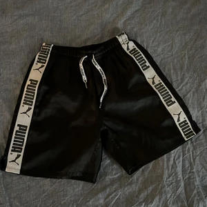 Svarta pumashorts - Svarta pumashorts i storlek XL (passar XS-M). Fint skick!