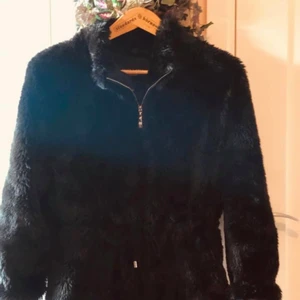 Hollies jacka  - Sprillans ny, köpt en månad sen från Miinto!  Erbjuder ej leverans, kan hämtas upp helst!   Stl. 36