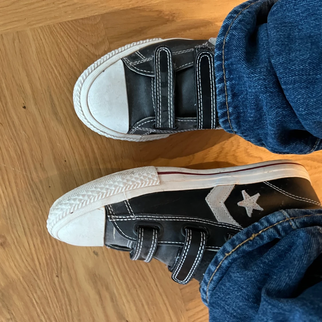 Läder converse med spänne 