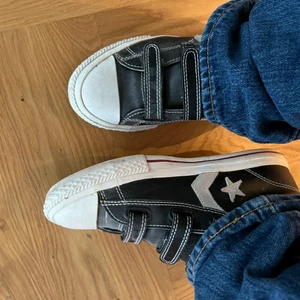Läder converse med spänne  - Svarta läder converse med spännen. Nästan helt oanvända och i mycket bra skick!  Pris kan diskuteras 