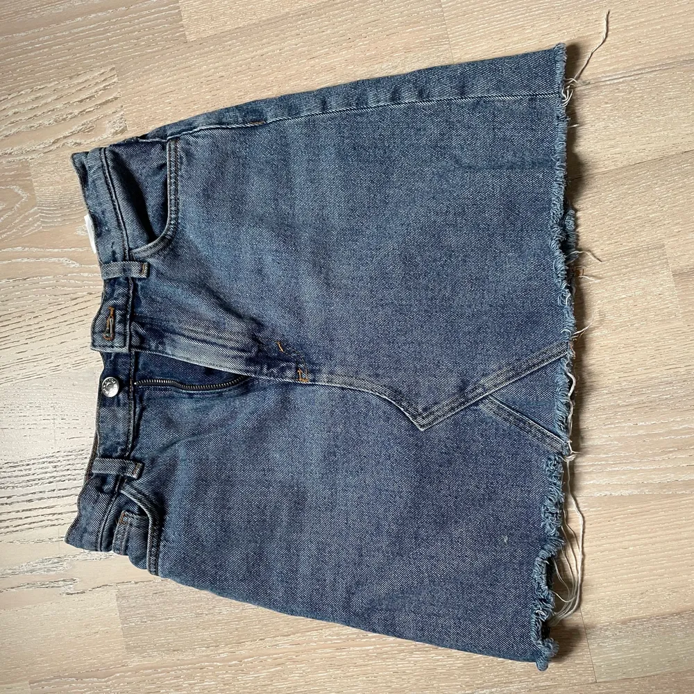 Jättefin blå jeans kjol från monki💙. Kjolar.