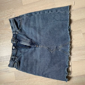 Jeans kjol - Jättefin blå jeans kjol från monki💙
