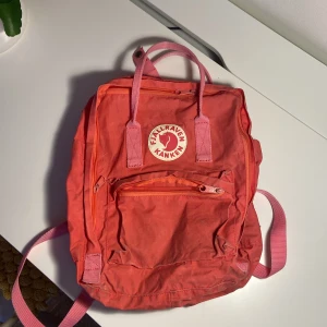 Fjällräven kånken väska ROSA - Väl använd men ändå bra skick🥰 Den är mer rosa än vad det ser ut på bilden. Frakt tillkommer 