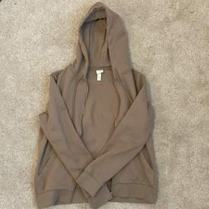 En brun hoodie från hm med dragkedja. Använd ett fåtal gånger.I bra skick. 😊