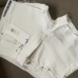 Vita oanvända shorts från Calvin klein. Ungefär som en s/xs i storlek. 