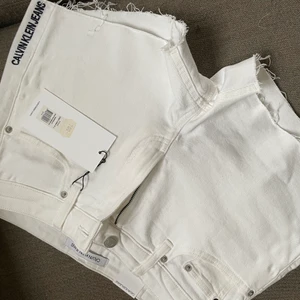 Short Calvin Klein - Vita oanvända shorts från Calvin klein. Ungefär som en s/xs i storlek. 