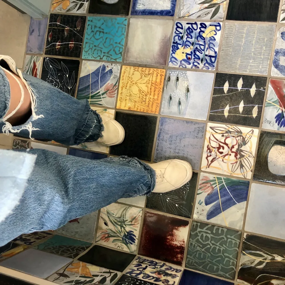 Dessa var mina favoritjeans ett bra tag men har tyvärr slutat använda dem och tänker därför att de kan komma till bättre nytta hos någon annan. De är strl 34 men passar mig som vanligtvis är 36 (nästan lite stora på mig). Vidpassform med långa ben. . Farkut & Housut.