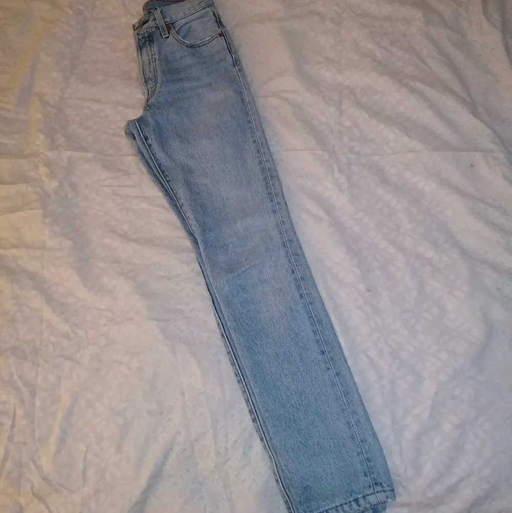Ljusblå levis jeans i modell 501. W23 L30. Raka ben och hög midja. Bra skick. Säljer eftersom de är för små för mig, har därför ingen bild på.💓. Jeans & Byxor.