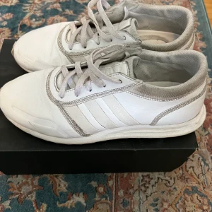 Adidas  - Vita adidas sneakers i gott skick. Storlek 43 1/2. 