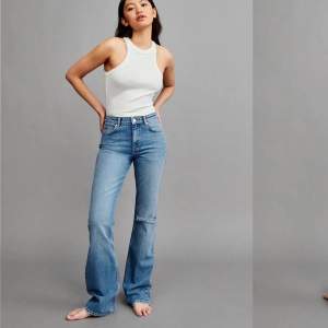Säljer nu dessa superpopulära jeans då jag har dubbletter utav denna modell i två storlekar. Det är värt att nämna att jeansen är lite slitna nedtill och har lite hål, så köparen är medveten om det!💕
