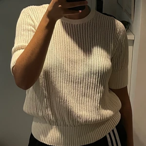 Stickad t-shirt - Stickad tröja från & Other stories som bara använts 2 gånger. Frakt tillkommer :)