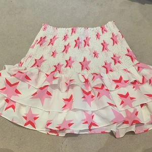 Stjärnkjol från Loavies - Superfin kjol och sitter fint på Aldrig använd 