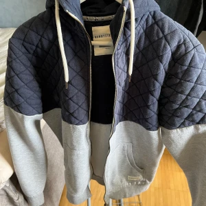 Jd sports - Tjocktröja från jdsport med luva. Storlek Medium. Väldigt skön i bra skick.