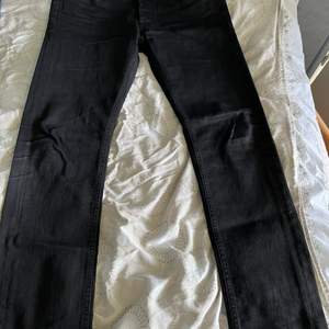 Svarta Lee jeans i bra skick. Modellen heter daren. Storlek 31/32