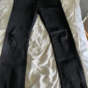 Lee Jeans - Svarta Lee jeans i bra skick. Modellen heter daren. Storlek 31/32