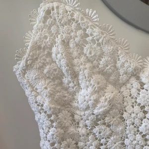 Vit spetsbody - En vit spetsbody från HM. 