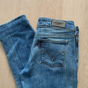 Vintage lågmidjade Levi’s jeans. Super snygg ljusblå färg! Modellen heter 570 Straight Fit. Storleken är 28/36