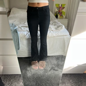 Jeans - Jeans från H&M I strl 36. Sparsamt använda. Nypris: 399kr Mitt pris: 80kr Vid en snabb affär kan priset diskuteras 💸 Kan mötas i Tyresö eller skickas. Frakt kan tillkomma!