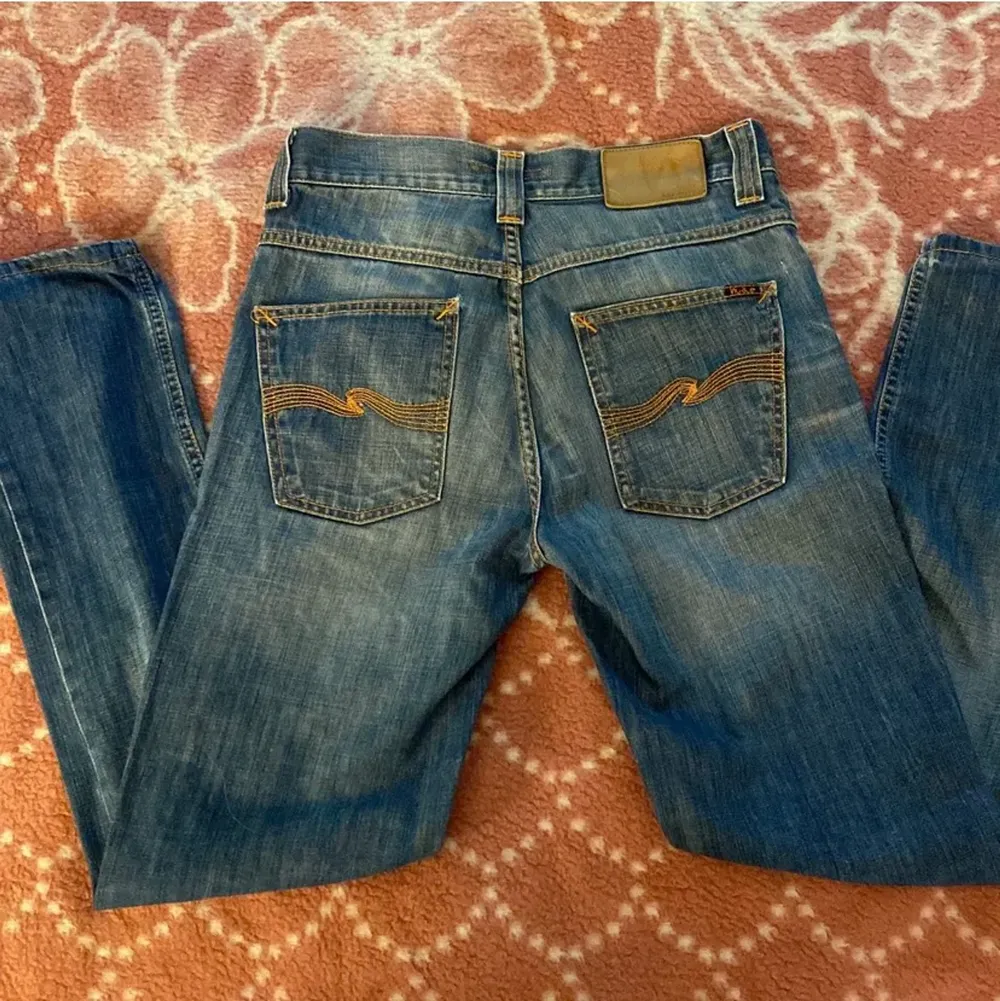 Säljer dessa assnygga jeans som jag beställde från sellpy då dom var för små på mig och hoppas då att någon annan får användning av de🥰. Jeans & Byxor.