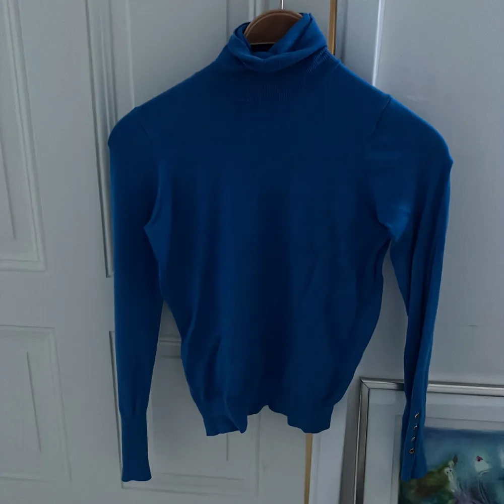 Säljer denna blå zara tröja med små knappar vid slutet av ärmarna. Säljer då den inte kommer till användning, köparen står för frakten. Spårbar frakt = 51kr💗. Tröjor & Koftor.