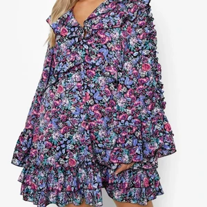 BOOHOO PLUS klänning - BOOHOO klänning i storlek 56. HELT NY, aldrig använd endast testad. köpt för 576kr och säljer för 300kr plus frakt 66kr spårbart! ❗️KÖP EJ DIREKT JAG TAR SWISH❗️