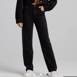 Svarta raka jeans  - Svarta raka jeans från Bershka, storlek 38. Använda fåtal gånger. Säljer på grund av att de är för små, bra i längd på mig som är 174cm. Pris 200kr 