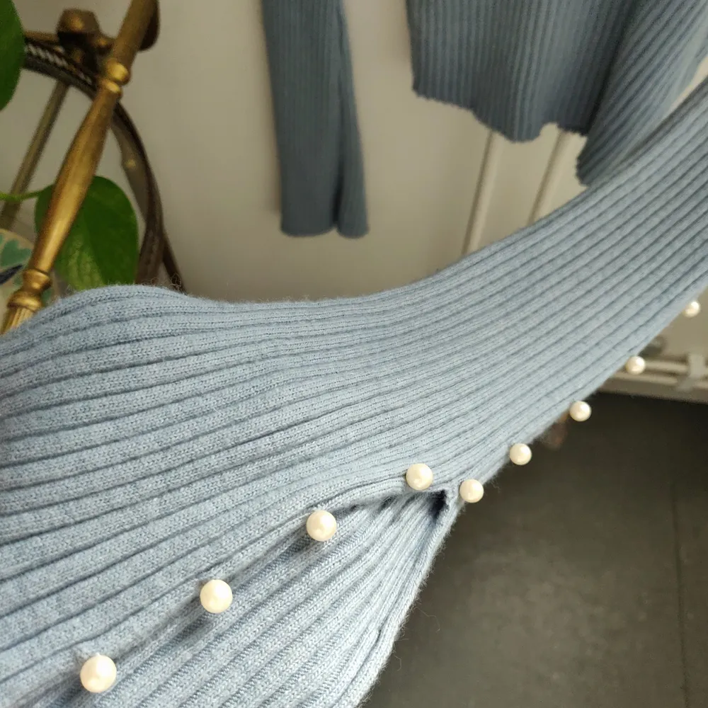 Ljusblå tröja från Dilvin. Pärlor längst ärmen som har en liten slits. Står inte storlek men skulle gissa på en S. Köparen står för frakten.🌼. Stickat.