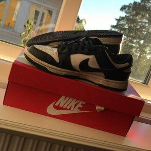 Nike panda dunks low  - Säljer ett par Nike panda low i storlek 40,5 lite crees på höger skon annars helt nya 