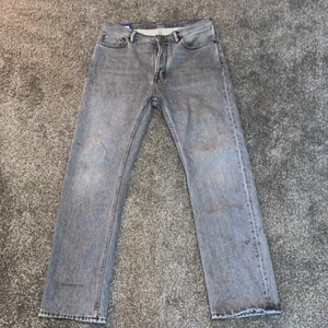 Acne blå konst jeans Herr - Perfekta jeans till farsatilen/Stockholmstilen för grabbarna. Jeansen är perfekta för valentions, arigatos samt andra låga sneakrs!  