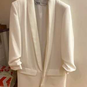 Zara kavaj  - Vit kavaj - aldrig använt så i helt nyskick  Storlek XS, passar upp till S Nypris 600 kr Mitt pris 150 kr  Kan mötas upp i Göteborg, annars står du för frakt! :)