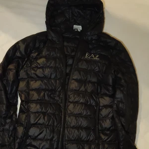 Emporio Armani jacka Storlek M - Fick jackan som present, dock fel storlek för mig. den är helt ny och inköpspris är runt 1800 på Zalando.