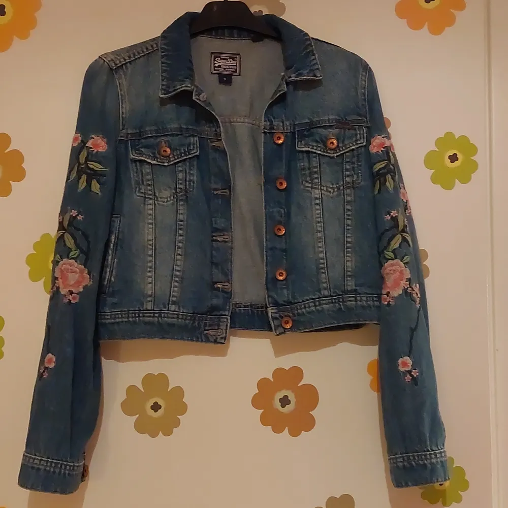 Jeans jacket with floral embroidery. Size S although quite tight. In excellent condition!  Short jacket . Jackor.