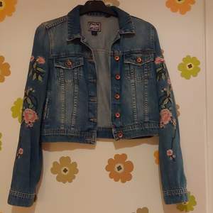 Jeans jacket with floral embroidery. Size S although quite tight. In excellent condition!  Short jacket 