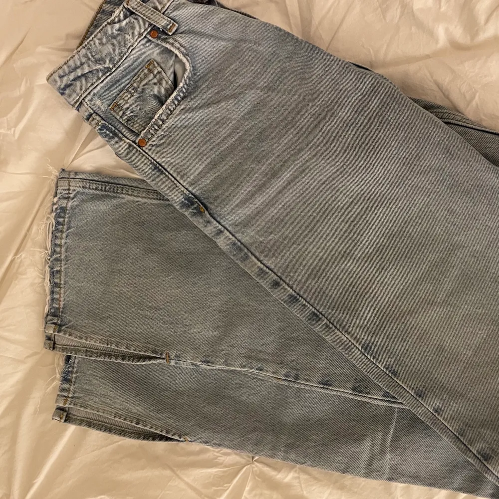 Ljusa jeans med slits från bikbok! Skitsnygga nypris 599kr. Jeans & Byxor.
