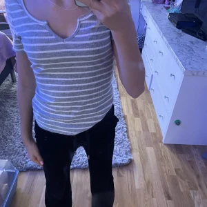 Randig t-shirt - En basic randig t-shirt som är lite stor på mig så har aldrig använt:) 