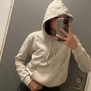 Beige hm hoodie, i strlk xs. Knappt använd säljer pgv för liten