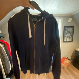 Polo zip - bra skick, säljes för den börjar bli fö liten för mig
